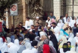 ممرضات جامعة طنطا يتظاهرن أمام المحافظة للمطالبة بحقوقهن