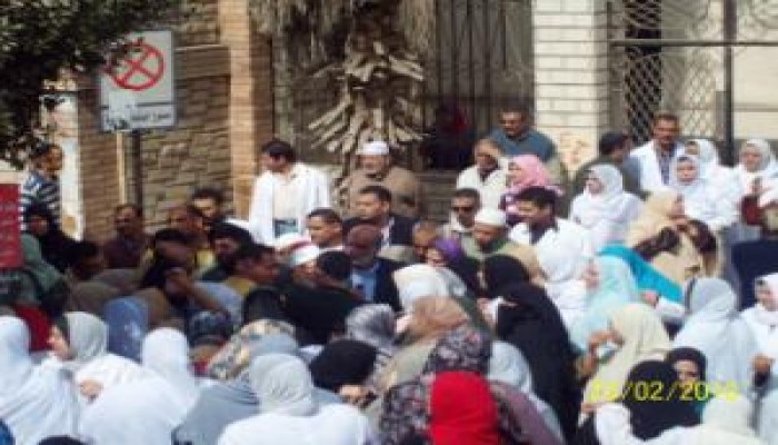 ممرضات جامعة طنطا يتظاهرن أمام المحافظة للمطالبة بحقوقهن