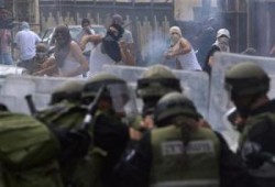 الاحتلال يقتحم الأقصى ويعتدي على المعتكفين فيه