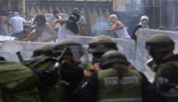 الاحتلال يقتحم الأقصى ويعتدي على المعتكفين فيه