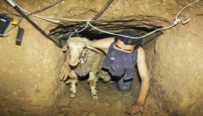 الأمن المصري يفجر نفقاً على الحدود مع رفح