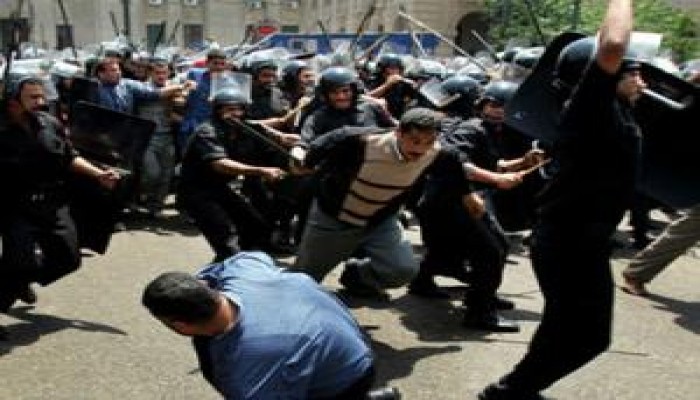 قوات الامن تعتدي على المحامين والقاضي يجدد لقيادات الإخوان بالمحافظات 45 يوم