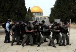 إصابة 60  فلسطينيا في مواجهات بالقدس بعد اقتحام الإحتلال للمسجد الاقصى