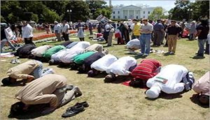 أمريكا: الكشف عن احتجاز 7 مسلمين كانوا يؤدون الصلاة!!