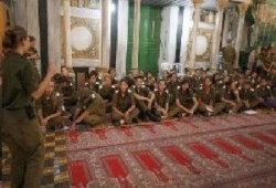 الكشف عن صور لمجندات صهيونيات يدنسن الحرم الإبراهيمي