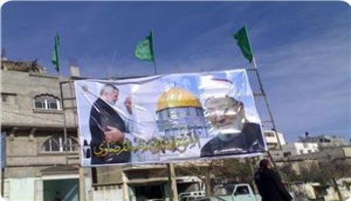 صور ضخمة للقرضاوي في غزة رداً على هجوم حركة فتح عليه