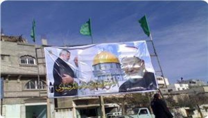 صور ضخمة للقرضاوي في غزة رداً على هجوم حركة فتح عليه