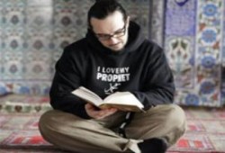 بـ"الموضة".. مصمم ألماني يناصر الإسلام