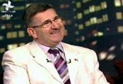 قس بالفاتيكان يسلم على يد صبي مصري ماسح للأحذية