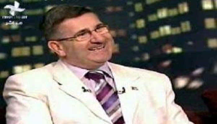 قس بالفاتيكان يسلم على يد صبي مصري ماسح للأحذية