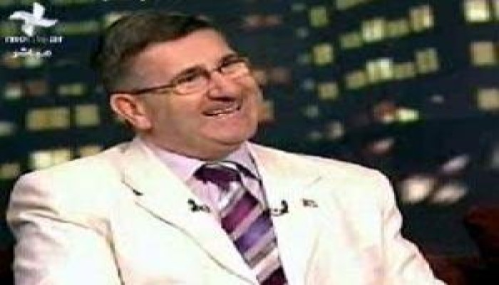 قس بالفاتيكان يسلم على يد صبي مصري ماسح للأحذية