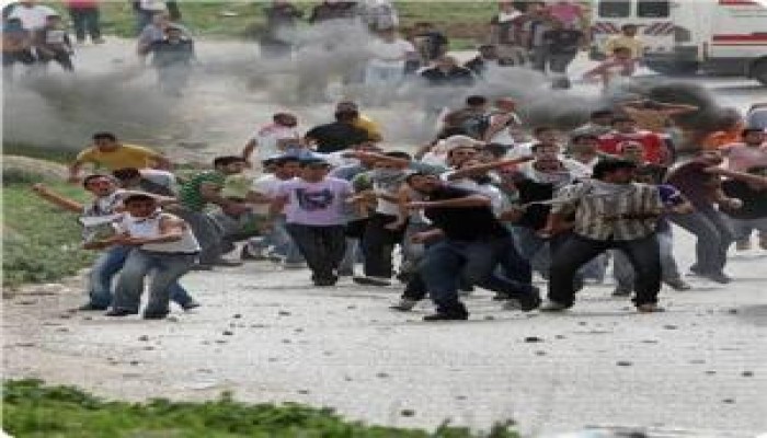 المقدسيون يصلون الفجر بالعراء، والانتفاضة تشتعل في القدس المحتلة (مصور)