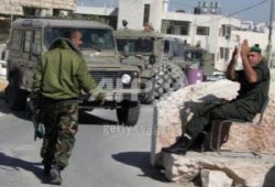 الاحتلال يشيد بمنع ميليشيا عباس للانتفاضة ويكافئه برفع الإغلاق عن الضفة