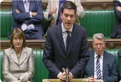 نائب صهيوني يشبه البريطانيين بالكلاب