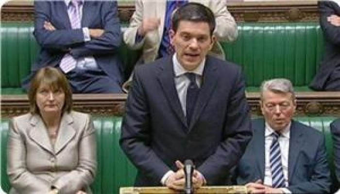 نائب صهيوني يشبه البريطانيين بالكلاب