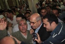 البرادعي يبدأ حملته بصلاة الجمعة فى الحسين، والجماهير تلتف حوله مطالبة بالتغيير