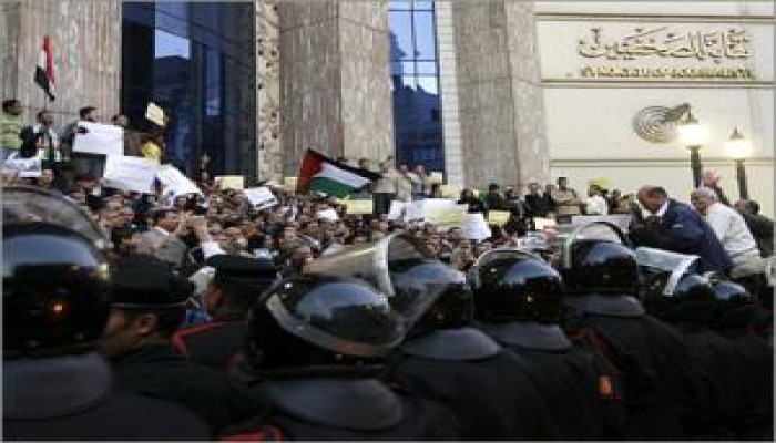 وقفة احتجاجية بنقابة الصحفيين للتنديد بالانتهاكات الصهيونية
