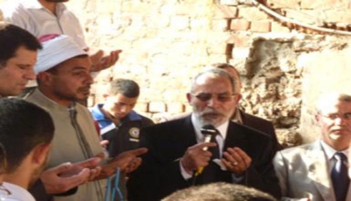 فضيلة المرشد العام يتقدم المشيعين في جنازة والدة د. بشر