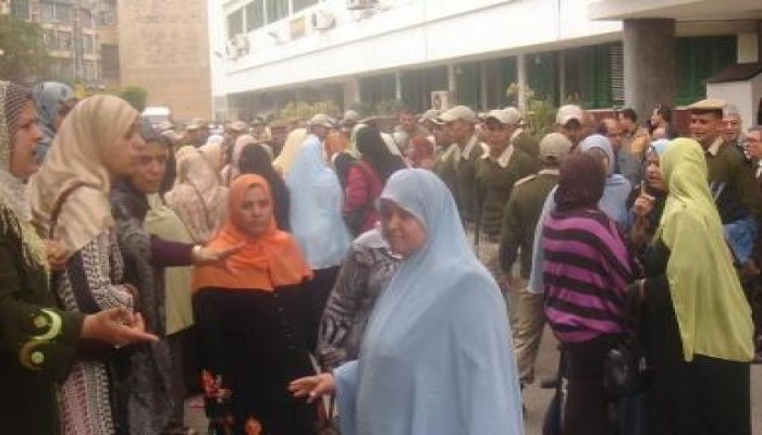 فى صباح يوم 6إبريل ممرضات مستشفى الصدر بالمحلة يدخلن فى الإضراب