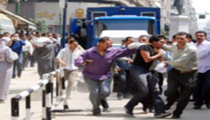 رايتس ووتش :على الحكومة وضع حد للبلطجة الأمنية وصحفية تقول ضابط اعتدى علي جنسياً