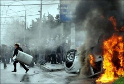 المعارضة القرغيزية تسيطر على البلاد والرئيس يفر لمسقط رأسه