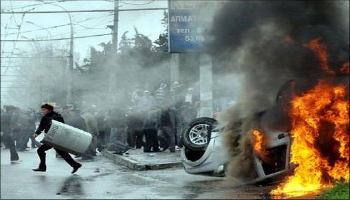 المعارضة القرغيزية تسيطر على البلاد والرئيس يفر لمسقط رأسه