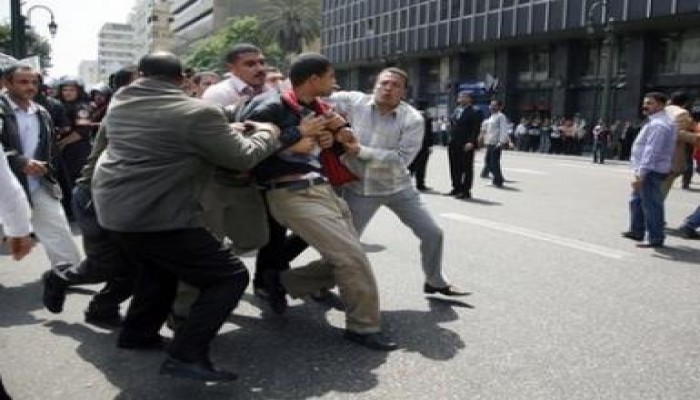 الجارديان: لجوء نظام مبارك إلى العنف ضد متظاهرى 6 ابريل دليل على ضعفه و افتقاره للشرعية