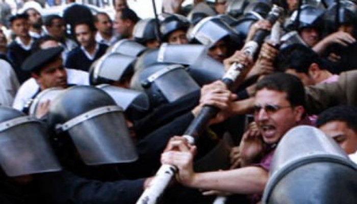 الجارديان: تقدم نصائح لمتظاهري مصر لإحداث ثورة مدروسة