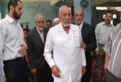 فضيلة المرشد العام يتقدم قيادات الإخوان في جنازة الحاج محمود توفيق