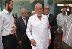 فضيلة المرشد العام يتقدم قيادات الإخوان في جنازة الحاج محمود توفيق