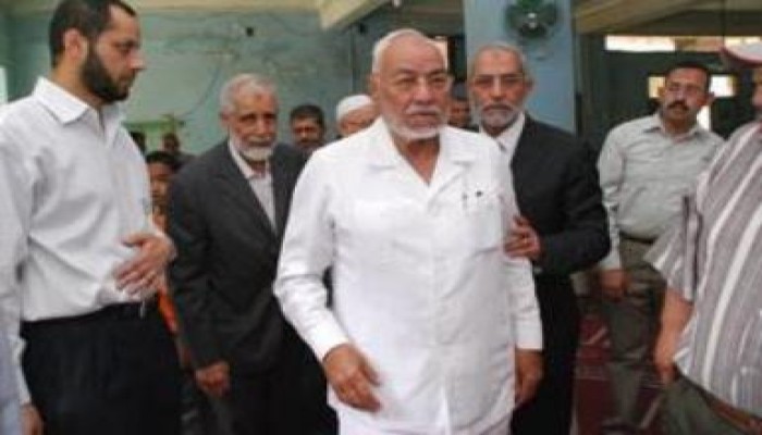 فضيلة المرشد العام يتقدم قيادات الإخوان في جنازة الحاج محمود توفيق