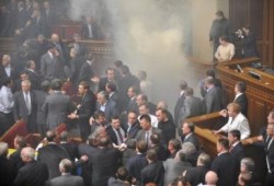 فوضى بالبرلمان الاوكراني عند المصادقة على اتفاق بقاء الاسطول الروسي في القرم