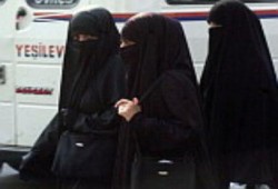 برلمان بلجيكا يوافق على حظر ارتداء النقاب