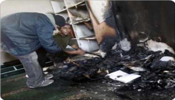 مغتصبون صهاينة يحرقون مسجدا بقرية جنوب نابلس