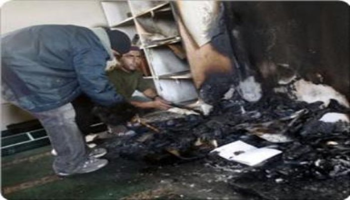 مغتصبون صهاينة يحرقون مسجدا بقرية جنوب نابلس