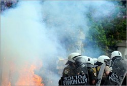 مقتل ثلاثة في احتجاجات باليونان ضد خطة التقشف الحكومية