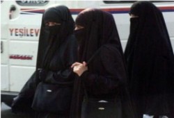 نائب أسترالي يدعو إلى حظر النقاب
