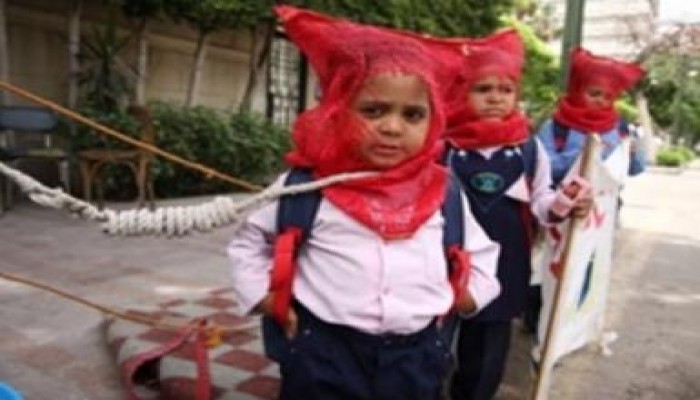 أب وأطفاله الثلاثة يعتصمون (بالمشانق) أمام مجلس الشعب