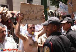 عمال  يتظاهرون بالملابس الداخلية و الأكفان : غسل يا ريس .. عمالك ماتوا