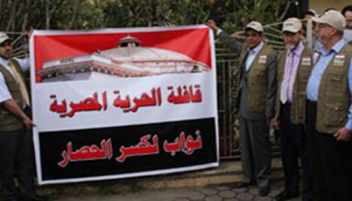 لواء شرطة يستولي على شاحنة مساعدات قافلة النواب ويفرغ حمولتها