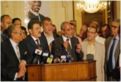 المرشد العام في ضيافة الوفد: كل من يحمل هم مصر سنضع أيدينا في يده