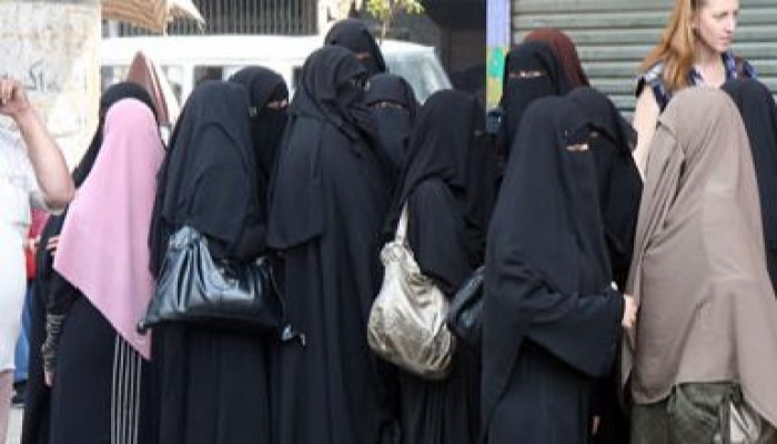الجامعات المصرية تجبر المنتقبات على كشف وجههن أثناء الإمتحان