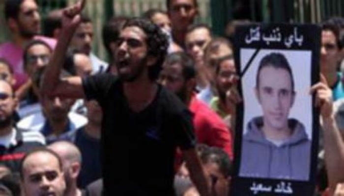 وقفة احتجاجية أمام جريدة الجمهورية لوصفها خالد سعيد بـ(شهيد البانجو)