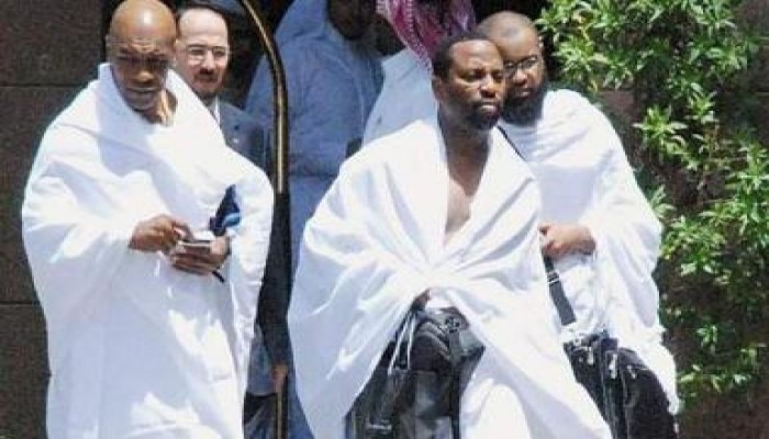 مايك تايسون يبكي لأكثر من ساعة ونصف أمام قبر الرسول صلى الله عليه وسلم