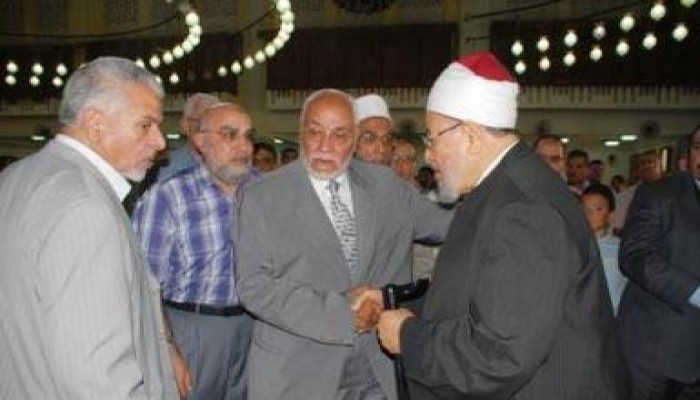 الشيخ القرضاوي يؤم مشيِّعي الدكتور أحمد العسال