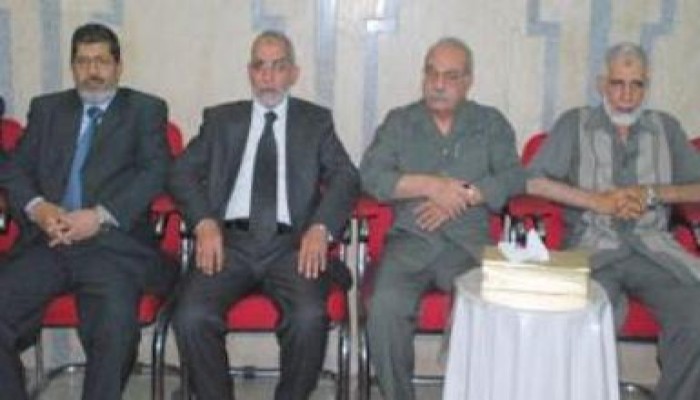 فضيلة المرشد العام يتقدم المعزِّين في د. العسال