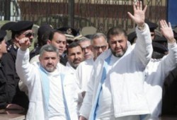 مركز حقوقي ينتقد استثناء الشاطر وإخوانه من إفراجات يوليو