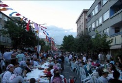 70 ألف صائم على مائدة إفطار بتركيا هي الأطول فى العالم