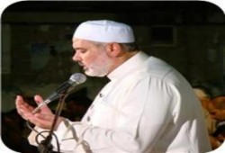 هنيه يصلى التراويح بساحة مسجد الخلفاء بجباليا(مصور)