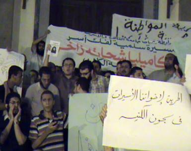 تظاهرات حاشدة فى محيط مسجد العباسية للتنديد بخطف كاميليا ومحامي يقاضي مبارك